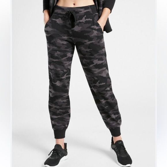 Athleta Triumph Black/Gray Camo Fleece Lined Sweatpants Jogger Petite Inseam - Picture 1 of 9